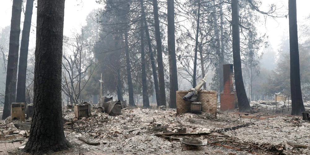 Βίντεο-σοκ: Οδηγός περνά μέσα από τις φλόγες στην Καλιφόρνια